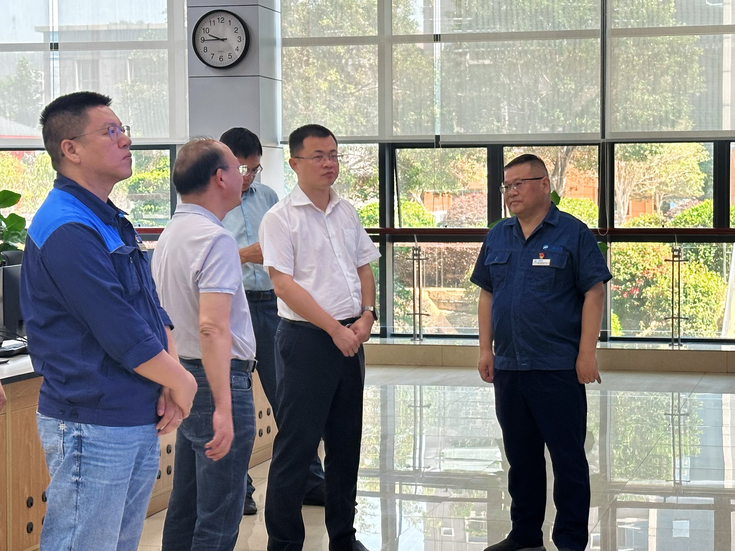南宁市兴宁区委书记高鑫一行到南宁维基体育公司调研指导工作.jpg